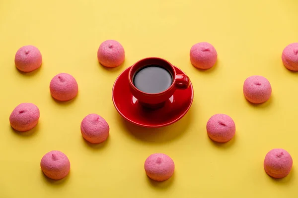 Marshmallows en kopje koffie — Stockfoto