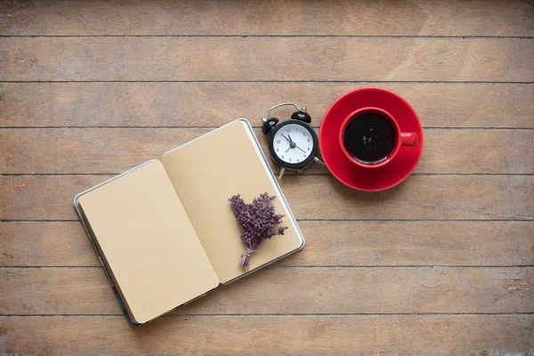 Notebook aberto e xícara de café — Fotografia de Stock