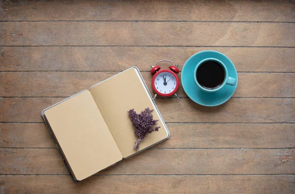 Notebook aberto e xícara de café — Fotografia de Stock