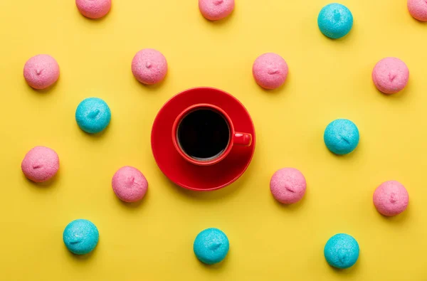 Malvaviscos de colores y taza de café — Foto de Stock