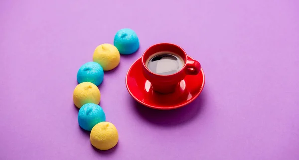 Malvaviscos de colores y taza de café — Foto de Stock