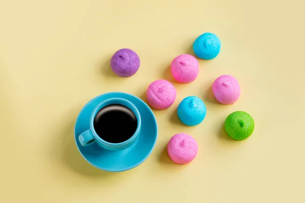 Malvaviscos de colores y taza de café — Foto de Stock