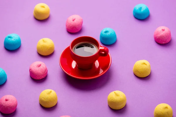 Malvaviscos de colores y taza de café —  Fotos de Stock