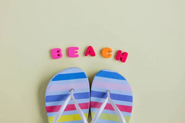 Sandalias de colores y letras — Foto de Stock
