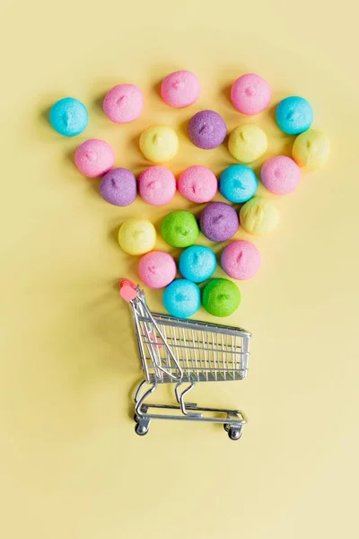 Renkli şekerleme ve alışveriş sepeti — Stok fotoğraf
