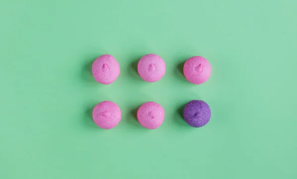 Foto de saborosos marshmallows rosa e roxo no maravilhoso gre — Fotografia de Stock