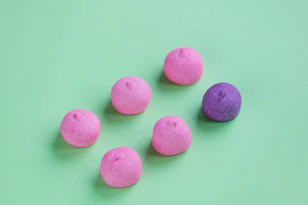 Розовый и фиолетовый зефир — стоковое фото