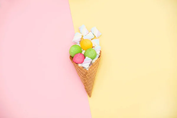 Marshmallows em cone de waffle — Fotografia de Stock