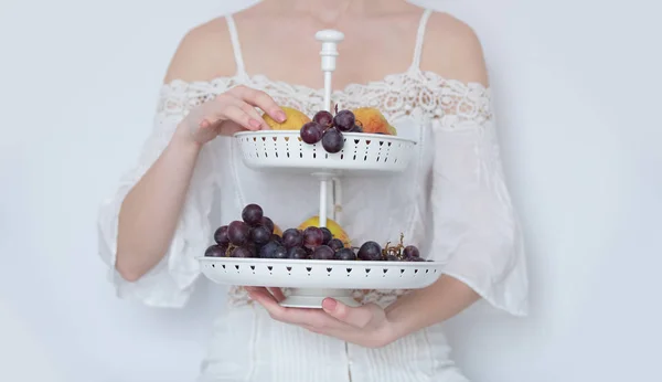 Женщина держит стенд со свежими ягодами — стоковое фото
