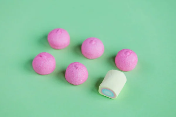 Foto lekkere roze en gele marshmallows op de prachtige gre — Stockfoto