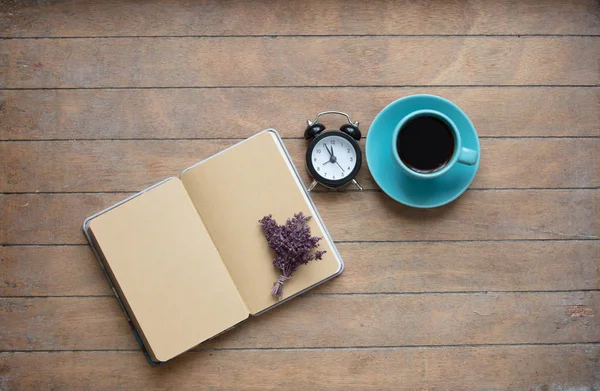 Открытая тетрадь и чашка кофе — стоковое фото