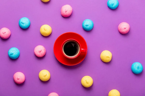 Malvaviscos de colores y taza de café — Foto de Stock