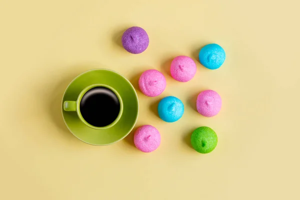 Foto van smakelijke kleurrijke marshmallows en kopje koffie op het wo — Stockfoto