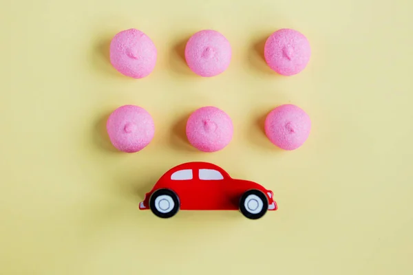 Фото вкусного розового зефира и игрушки в форме автомобиля на чудо — стоковое фото