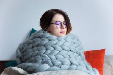 kadın onu battaniyeye gizleme