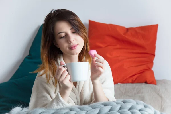 Frau mit Tasse Kaffee — Stockfoto