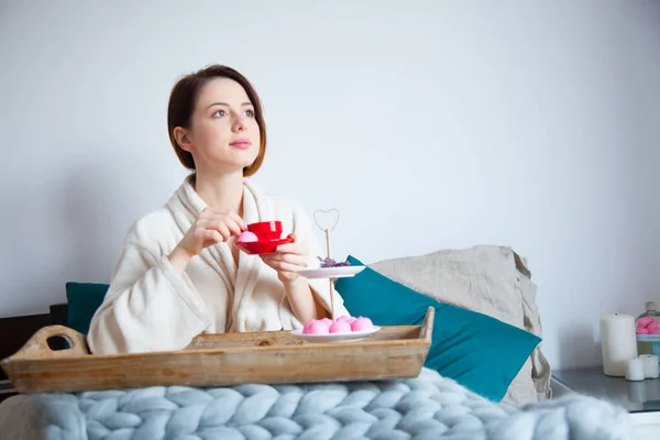 Frau trinkt Kaffee im Bett — Stockfoto