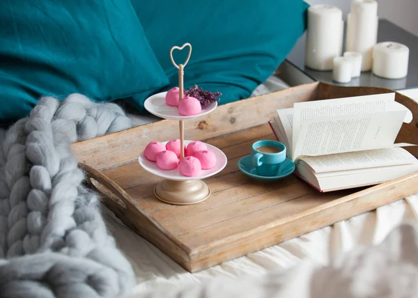 Marshmallow, kahve ve kitap