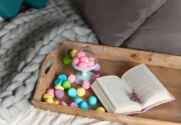 Tablett mit Marshmallows und Buch — Stockfoto