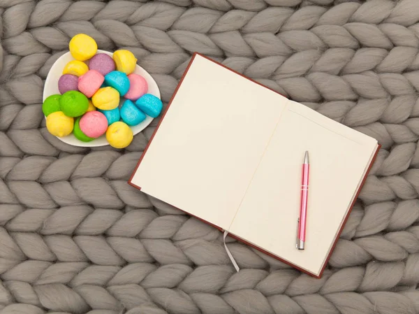 Marshmallow warna-warni dan membuka buku salinan — Stok Foto