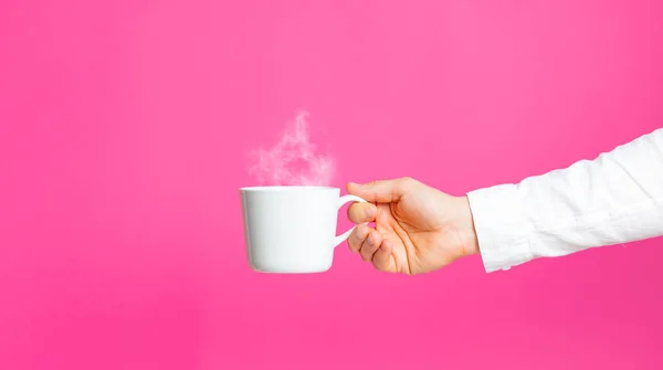 Mão segurando xícara de café — Fotografia de Stock