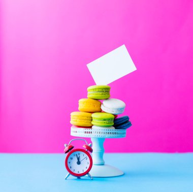 macaroons stand vintage çalar saat ile