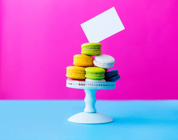 Macaroons saborosos em stand — Fotografia de Stock