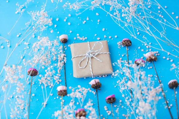 Gift box with wildflowers — Stock Photo, Image