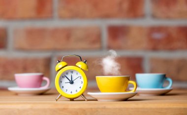 bardak sıcak çay ve çalar saat