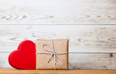 Kırmızı kalp şekli ve hediye kutusu