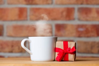 hediye kutusu ve çay