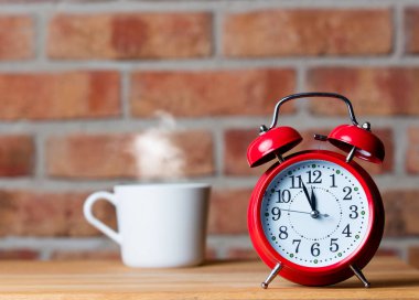 kırmızı alarm saati 