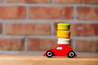 oyuncak araba macarons taşıyan