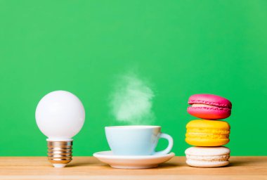 fincan sıcak çay ve macarons 