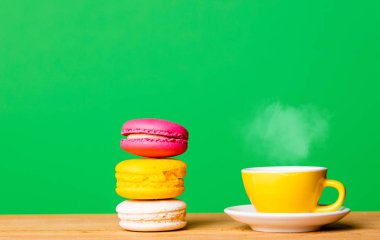 fincan sıcak çay ve macarons 
