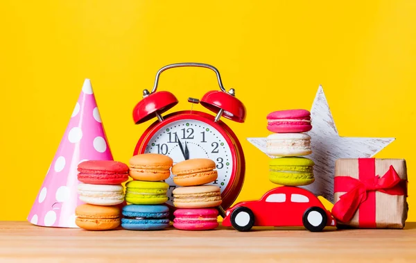 Toy car carrying macarons — Stock Photo, Image