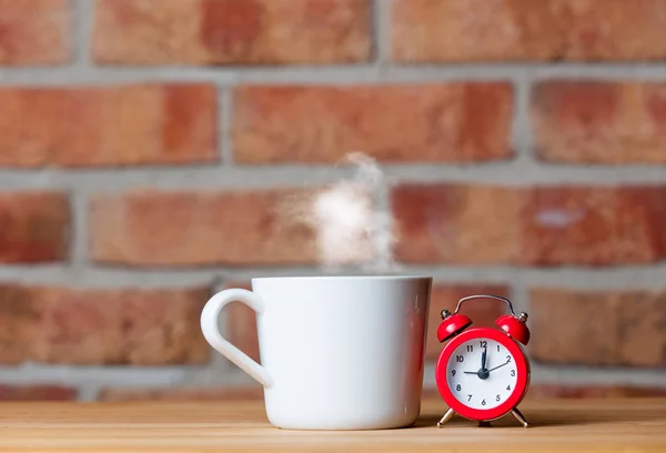 자명종 시계와 차 한 잔 — 스톡 사진
