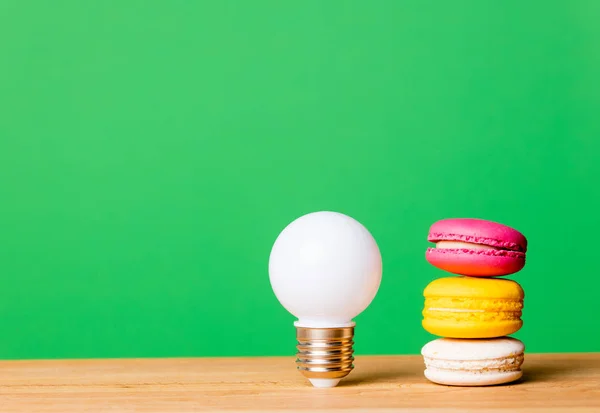Light bulb and macarons — Stock Photo, Image