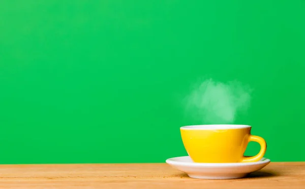 Xícara amarela de chá quente — Fotografia de Stock