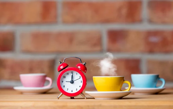 熱いお茶と目覚まし時計のカップ — ストック写真