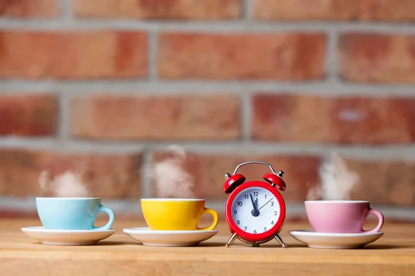 Xícaras de chá quente e despertador — Fotografia de Stock