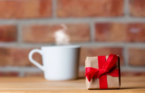 Geschenkbox und Tasse Tee — Stockfoto