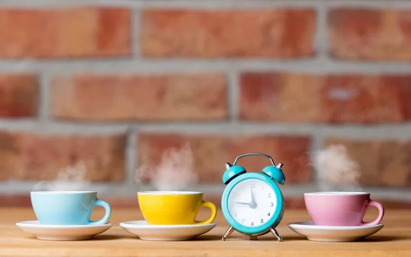 Xícaras de chá quente e despertador — Fotografia de Stock