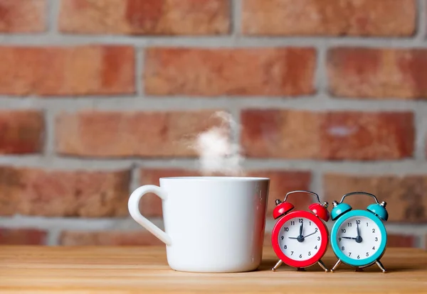 알람 시계와 차 한잔 — 스톡 사진