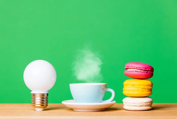 Cup of hot tea and macarons — Stock Photo, Image