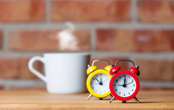 Relojes de alarma amarillos y rojos — Foto de Stock