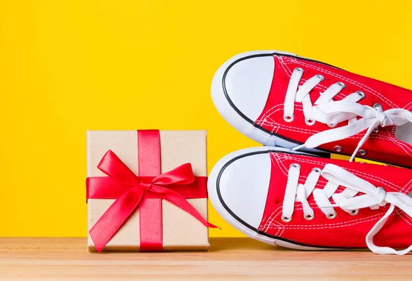 Chaussures de sport rouge et boîte cadeau — Photo