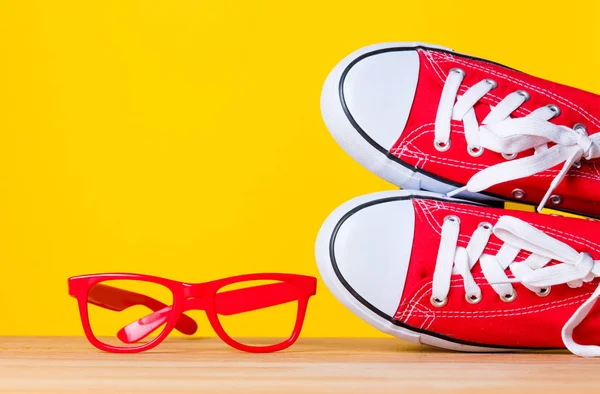 Zapatos de goma y anteojos deportivos rojos — Foto de Stock