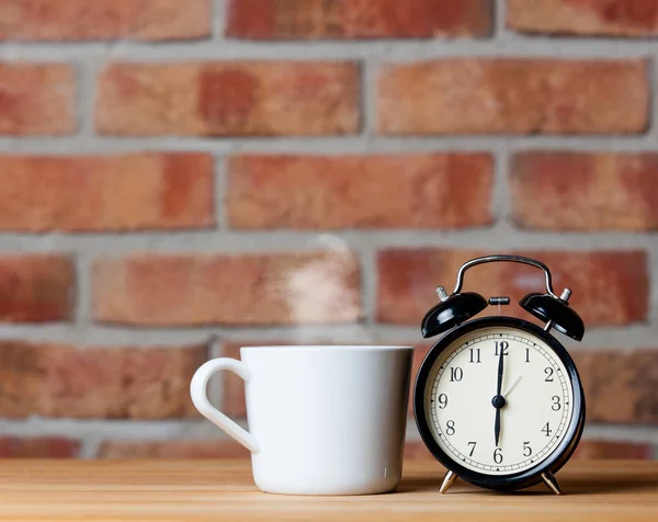 目覚まし時計とお茶 — ストック写真
