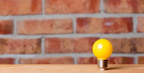 Yellow light bulb — Stock Photo, Image